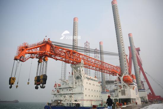 齐鲁网:国内起重量最大海上风电施工平台在青岛交付(图)