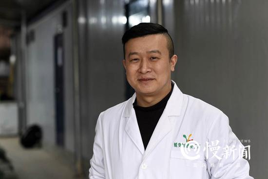 喜爱养殖角蛙的李舒,在郊外建立了角蛙养殖场