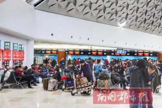 海口美兰机场,旅客等待办理登机牌。航空保障海南新增多个进出岛航班