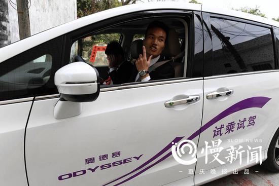 本田销售人员昨日上午就卖了十辆车,十分高兴