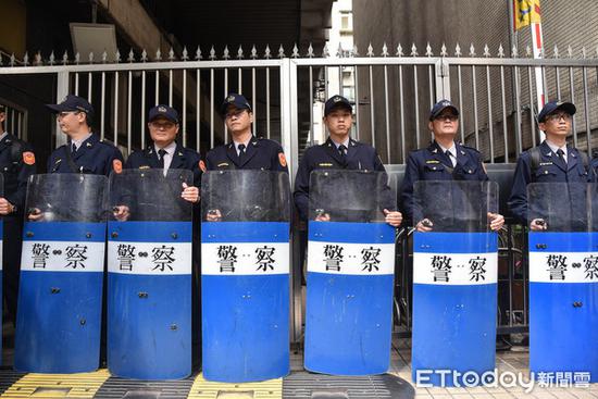 警方在铁门前筑成人墙(图源:东森新闻云)