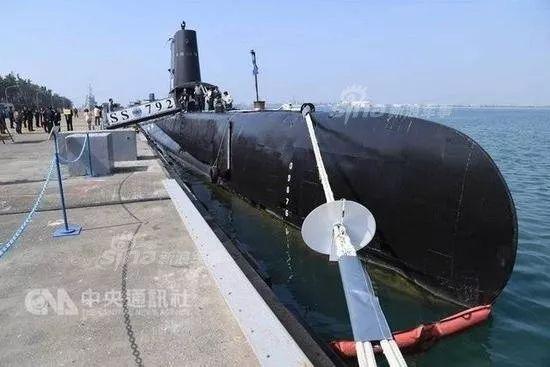 ▲资料图片:2017年3月21日,蔡英文视察参观“海龙”号潜艇。(新浪军事)