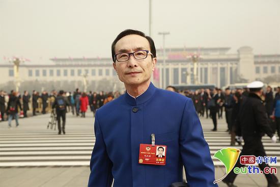 全国政协委员、著名小品演员巩汉林步入天安门广场。中国青年网记者 卢冠琼 摄