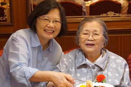 左:蔡英文;右:张金凤(图片来源:中时电子报)