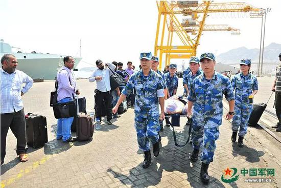 运送伤员。熊利兵摄
