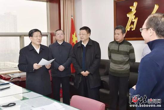 河北省委书记、省人大常委会主任王东峰到省委值班室检查值班值守情况。 图片来源:河北新闻网