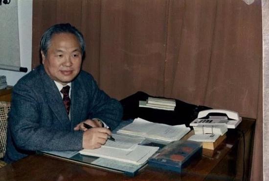 朱自强教授担任宁波大学校长期间,正值宁波大学发展遇到暂时困难的时期。