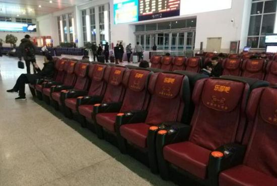 大洋网-广州日报:高铁站安装付费按摩座椅 因太硬被旅客吐槽(图)