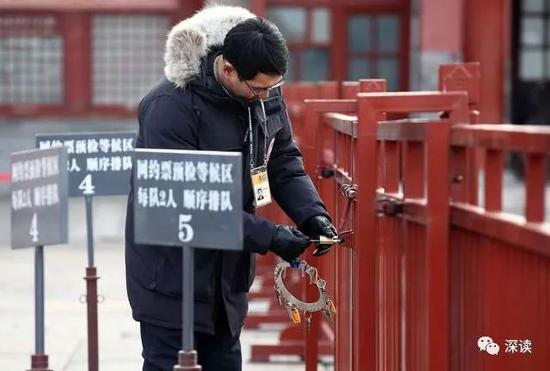 开完午门的大门,接着要把午门与端门之间相隔的栅栏也开锁