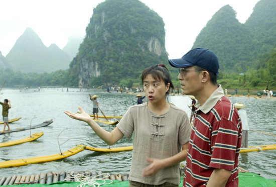 ▲两位导演王潮歌、张艺谋（右）在《印象刘三姐》演出现场讨论（视觉中国/图）