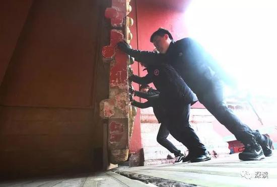 早上7:30,队员们一起开启午门,大门非常厚重,经常得三四个人一起才推得动