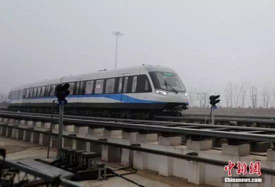 资料图:运行中的磁悬浮列车。杨华峰 摄