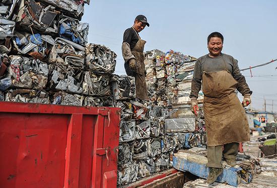 据统计,我国600多座大中城市中,三分之二陷入垃圾包围之中,四分之一城市已没有堆放垃圾的合适场所。视觉中国 资料