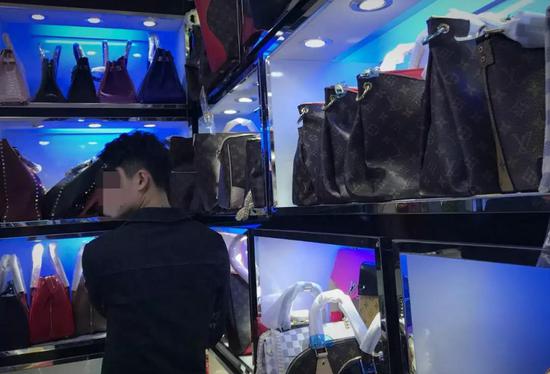 (图说:广州白云皮具城内,拉客仔及店家介绍说,很多微商和做海外代购的都来这拿货,一般人看不出来真假,即便找去专柜也不给验货。 )
