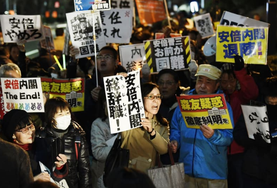 日本民众在首相官邸前举行抗议集会(图来自日本共同社)