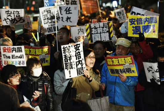 日本民众在首相官邸前举行抗议集会（图来自日本共同社）