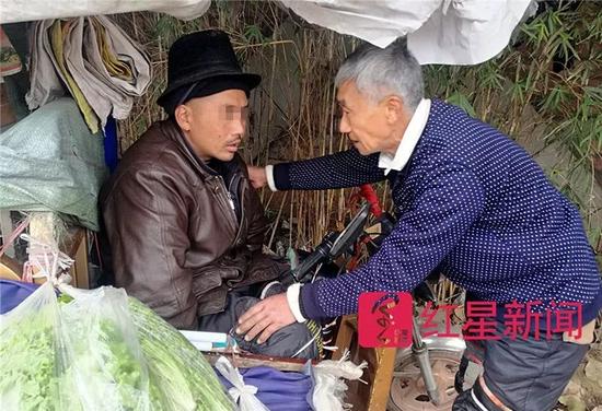 ▲卖菜间隙李显华抽空照顾儿子。