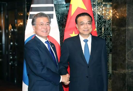 ▲11月13日,国务院总理李克强在菲律宾马尼拉会见韩国总统文在寅。