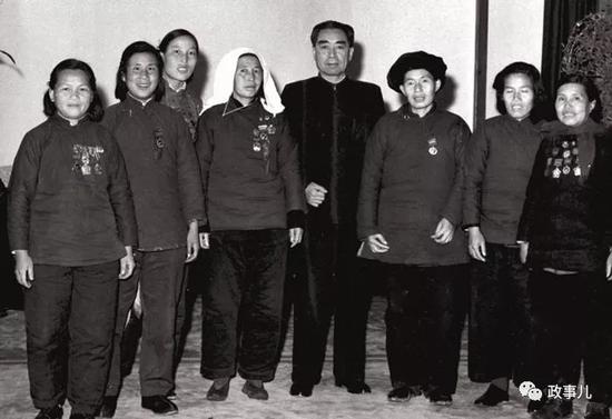 图为1958年9月,周总理在家中接见申纪兰等。(左三)
