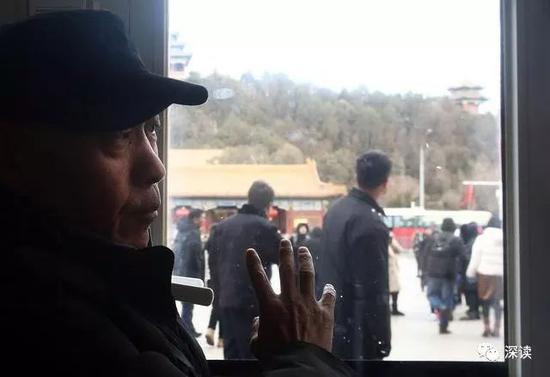 在神武门值守的老师傅已为故宫服务了38年,他从事这个职业是因父辈的传承