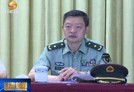 207年6月26日上午,佩少将军衔的蒲永能曾以“省领导”身份出席甘肃全省脱贫攻坚推进大会。 甘肃新闻视频截图