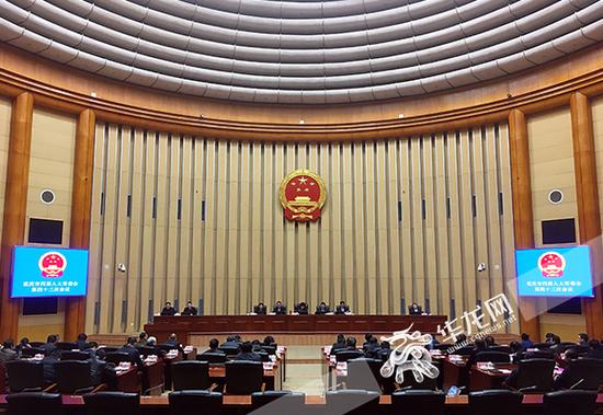 28日下午,重庆市四届人大常委会召开第四十三次会议。 首席记者 徐焱 摄