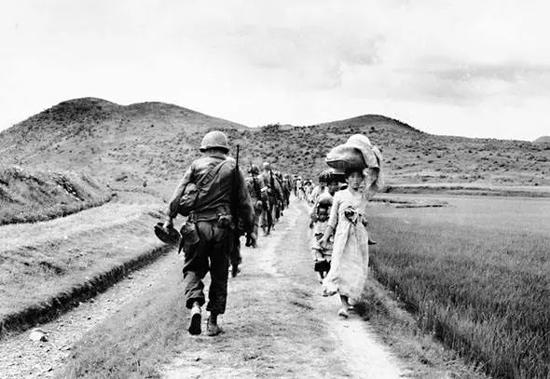 美航母45年后重返越南寻旧情 中国必须小心了