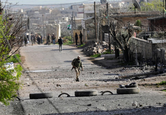 2018年3月8日，土耳其支持的叙利亚自由军战士在叙利亚阿夫林地区北部前进。（图源：路透社）