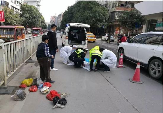 人民网:男子被交通处罚后传谣“警车撞死人” 被警告教育