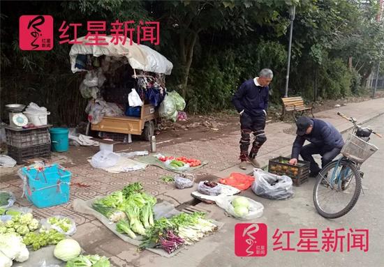 ▲在路边卖菜的李显华。