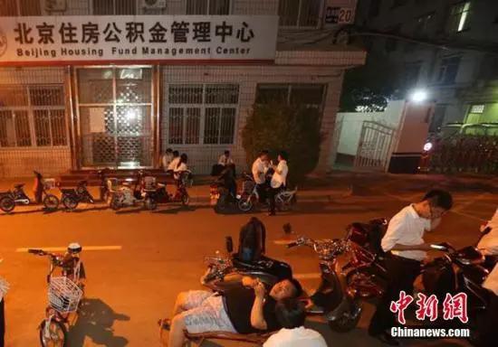 资料图：北京通州房产业务员通宵排队办公积金贷款。图片来源：CFP视觉中国
