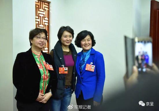 这位女政协委员文武双全 开完会现场办班教防身术