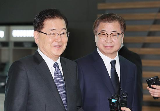 当地时间2018年3月8日,韩国仁川机场,韩国青瓦台国家安全室室长郑义溶(左)和国家情报院院长徐薰出发访美,将向美方介绍此次访朝结果。 视觉中国 图
