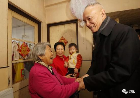 蔡奇在赵桂兰老人家中听取意见