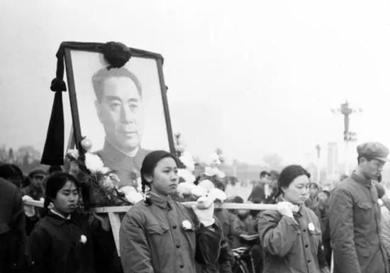 1976年1月8日,周恩来在北京逝世,享年78岁。这是人们抬着周总理画像走向人民英雄纪念碑。新华社发(资料照片)