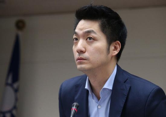 图为疑似“过劳死”家属上台发言时,蒋万安一度眼眶泛泪。(来源:台湾联合新闻网)