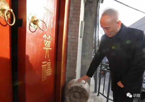 察看胡同小巷环境整治情况