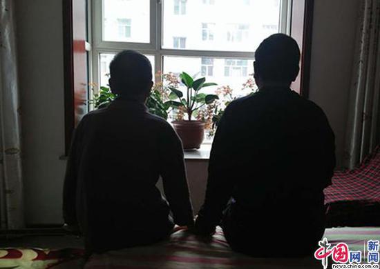 图为徐海文与母亲牵手的背影。中国网实习记者 许志玉 摄