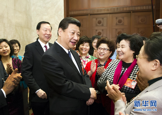 2013年3月8日，习近平同女代表亲切交谈，并代表党中央向参加全国两会的女代表、女委员和全国各族妇女致以节日的祝福。新华社记者 黄敬文 摄 