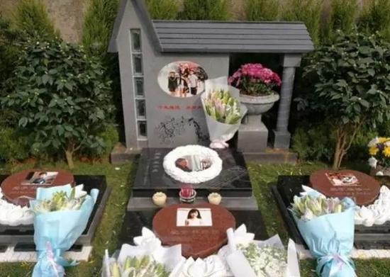 [不幸遇难的女主人和三个孩子被安葬]