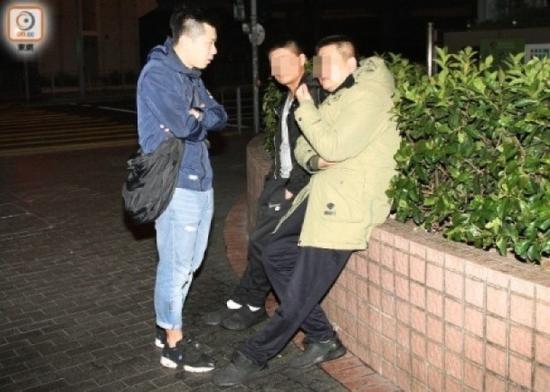 4日,刘姓男子(右)与友人(左)向便装警员讲述遭抢劫的经过。(图片来源:香港东网)
