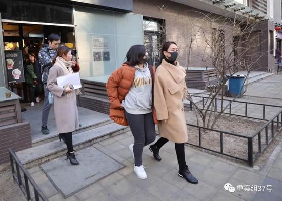 ▲1月12日下午，递交完诉状的马苏离开海淀法院。    新京报记者 王飞 摄