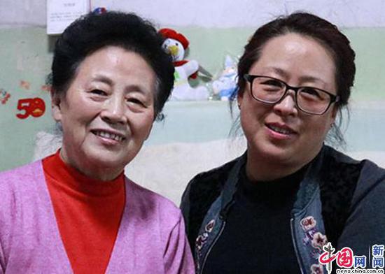 今年春节期间，赵颖（右）和其母亲（左）的合影。