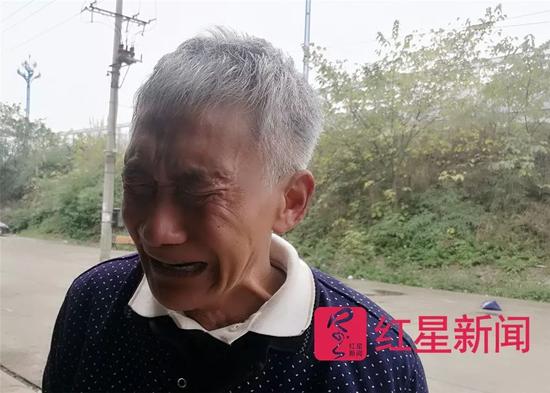▲老人哭着说:“我不是骗子。”
