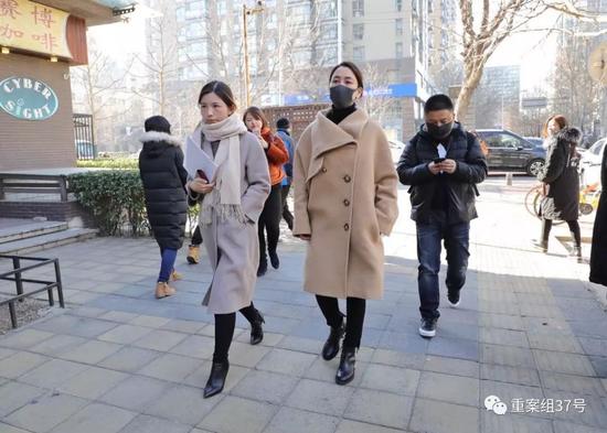 ▲1月12日下午1点半,马苏进入海淀法院,准备起诉黄毅清刑事诽谤罪。 新京报记者 王飞 摄