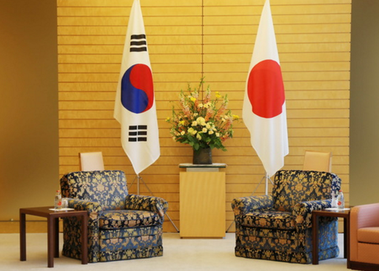 1520944295823557.png 13日,文在寅特使徐薰坐上了安倍同款沙发