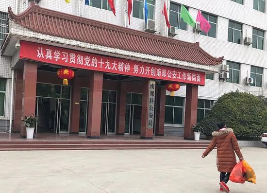 21日下午,张丽波赴南郑县看守所,给在押的弟弟张扣扣递送衣物