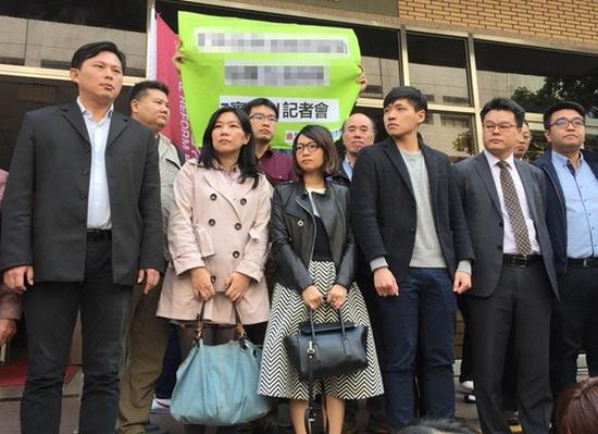 黄国昌(前左一)、陈为廷(前左四) 图自台媒