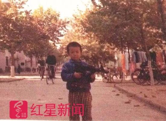 ▲儿时的郑宇哲就喜欢玩具枪    图片来源：红星新闻