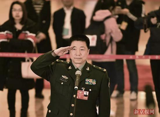 ▲全国政协委员、中国载人航天工程办公室副主任、航天员杨利伟说,今年载人航天将选拔第三批航天员。